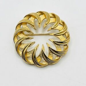 Vintage Crown Trifari Leaf Wreath Brushed Gold Tone Brooch Signed
